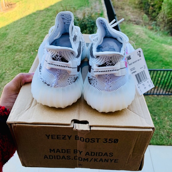 Yeezy Boost 350 V2 ‘Zebra’ - Picture 4 of 5
